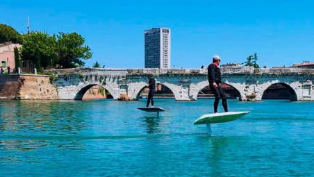 L’e-Surf in volo nell’invaso del ponte di Tiberio