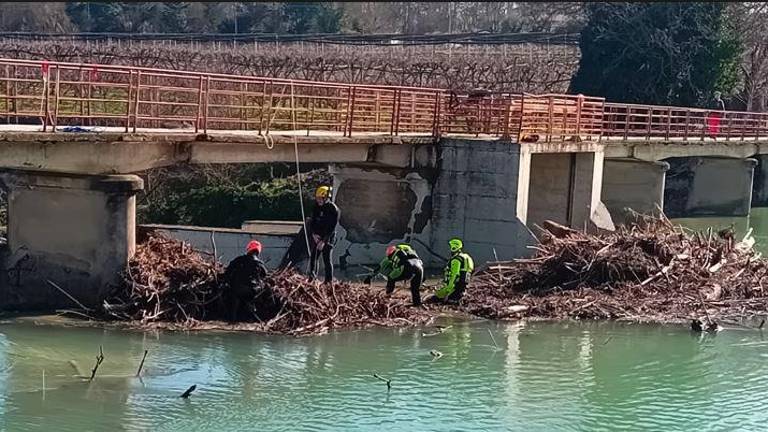 Faenza, la Chiusa di Errano liberata dai detriti e dal legname trasportati dalle piene