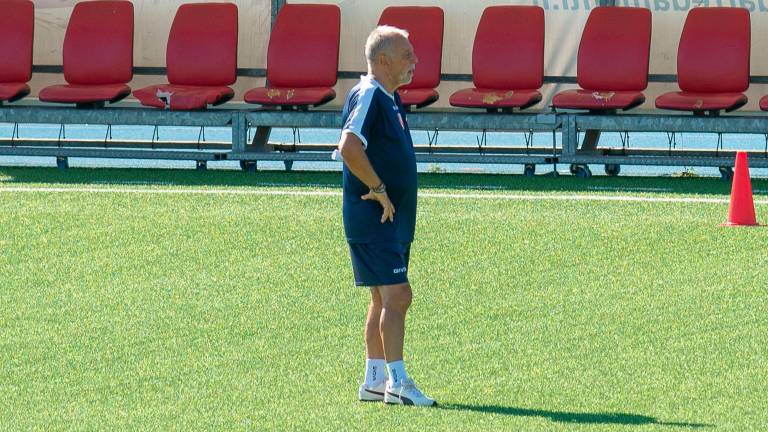 Il tecnico Piero Braglia al Romeo Neri nel corso dell’allenamento di oggi pomeriggio (foto Tommaso Morosetti)