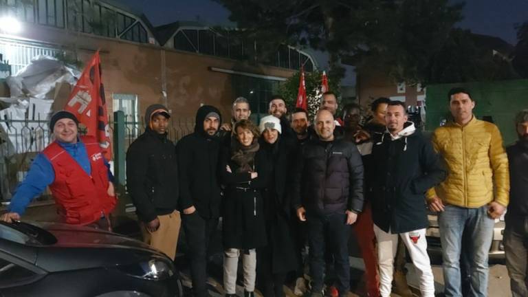 Forlì. I lavoratori del gruppo Fenix proseguono la protesta: terza notte di presidio