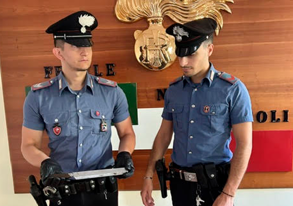 Il coltello sequestrato dopo il provvidenziale intervento dei Carabinieri