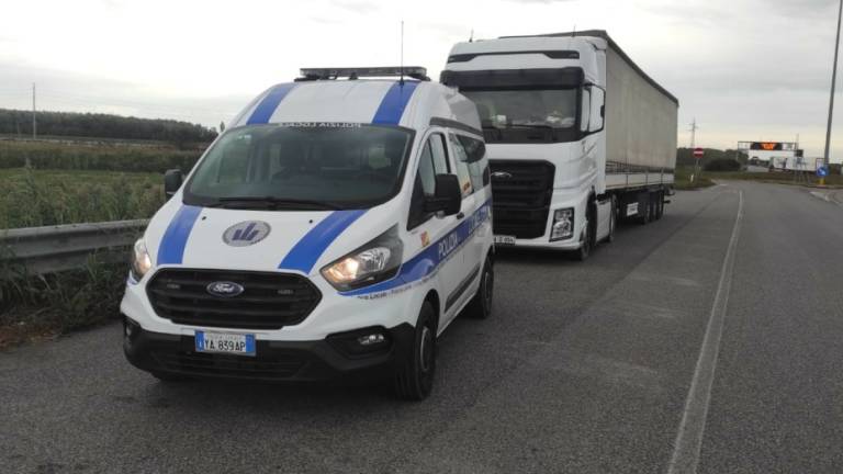 Ravenna, non rispetta le ore di riposo: 700 euro di multa a camionista turco