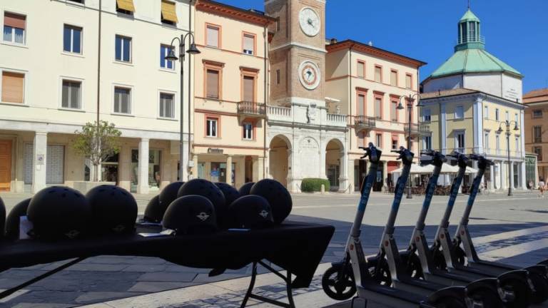 Rimini, l'azienda di monopattini regala 200 caschi e insegna le regole di sicurezza