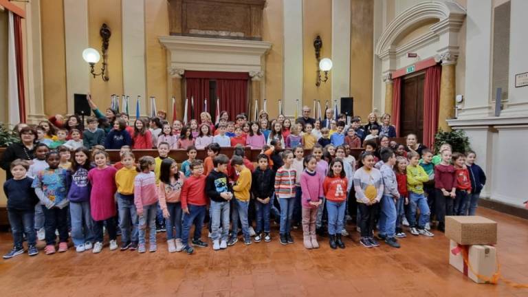 Forlì, in 80 dalla scuola De Amicis a cantare per il sorriso dei bimbi di Pediatria