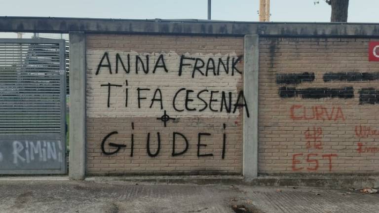 Scritta Anna Frank tifa Cesena, giudei già cancellata. Il sindaco di Rimini: E' un cretino. Il club biancorosso: I tifosi veri prendano le distanze