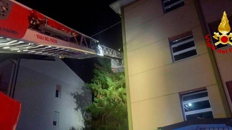 Incendio in un condominio, evacuate 19 persone