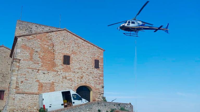 Rocca di Verucchio, elicottero in azione per il ripristino della scalinata VIDEO