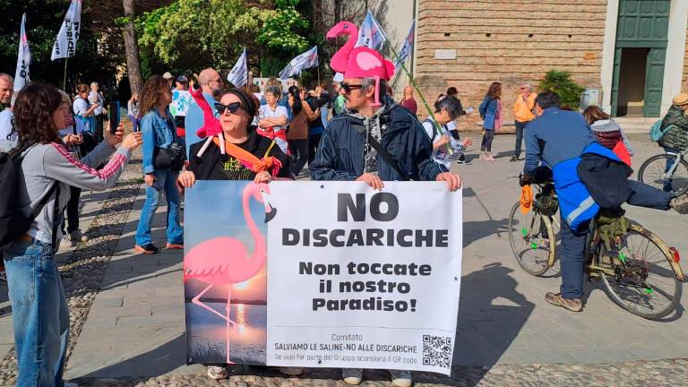 Cervia, manifestanti in corteo contro le discariche e in difesa delle saline VIDEO