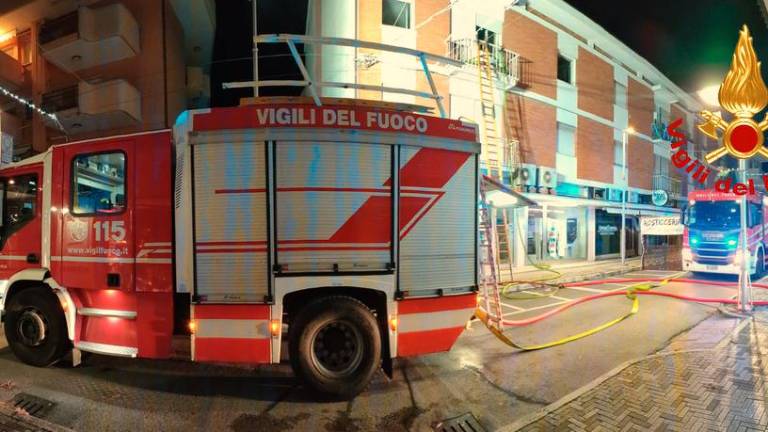 Bellaria. Incendio in una palazzina, salvati un cocorito e un canarino