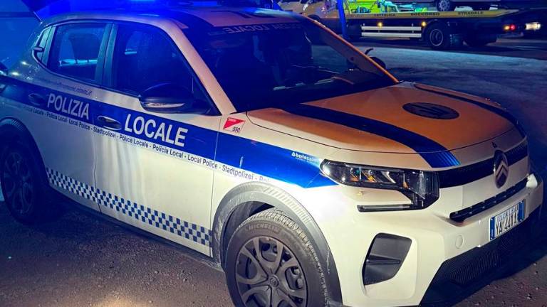Rimini, si schianta contro un albero e muore a 52 anni