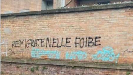 Rimini, “scritte vergognose di fronte al Giardino delle Vittime delle Foibe”: la denuncia di Fratelli d’Italia