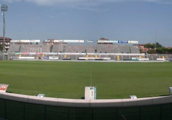 Lo stadio Bruno Benelli visto dalla tribuna centrale: il settore opposto, quello dei Distinti che è chiuso ormai da una ventina d’anni, verrà ora demolito e ricostruito, con i lavori che inizieranno in primavera e che dovrebbero portare la capienza a 9.500 spettatori ( Fiorentini)