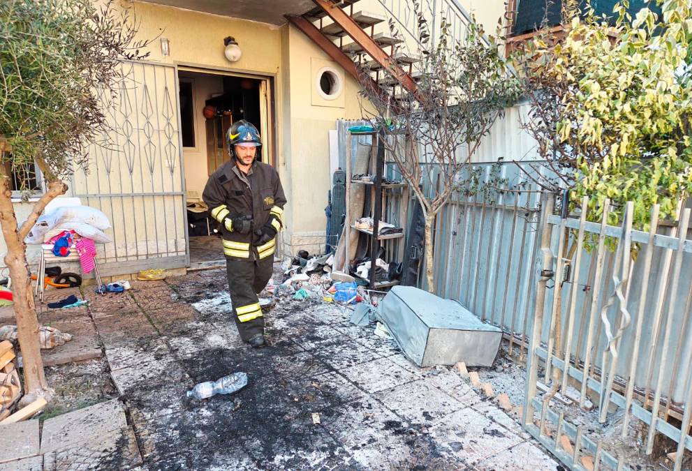 Rimini, incendio in un appartamento: in due si ustionano portando all’esterno un divano in fiamme - Gallery